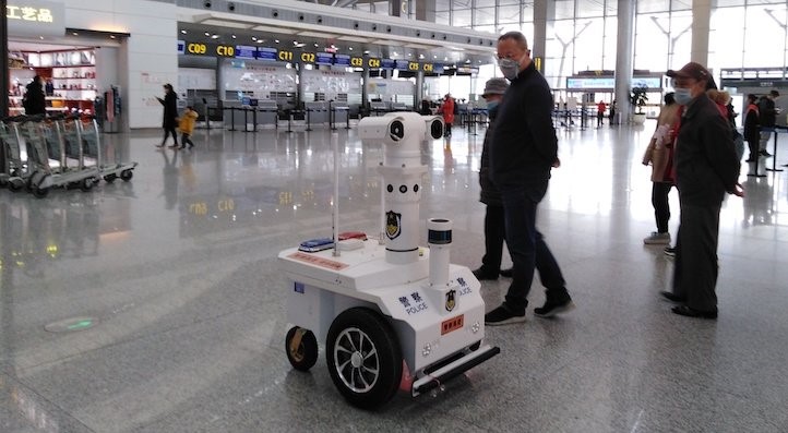 I robot intelligenti con edge computer MIC-770 sono in grado di muoversi autonomamente ma possono anche essere comandati a distanza